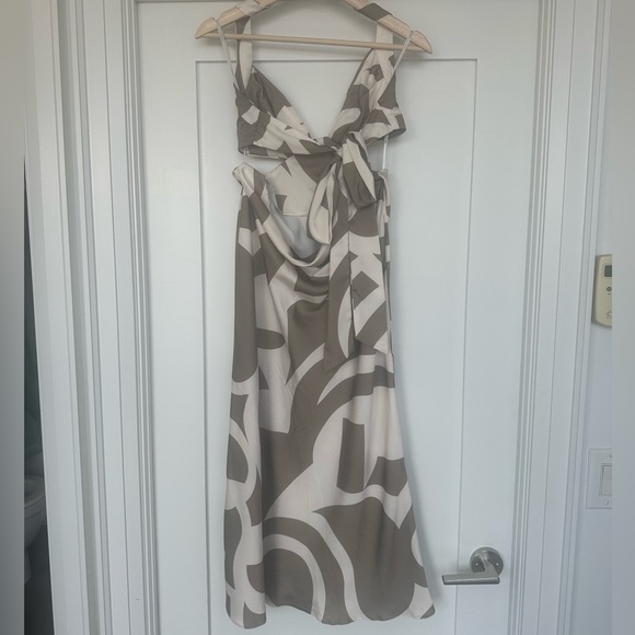 Satin dress - Picture 2 of 5